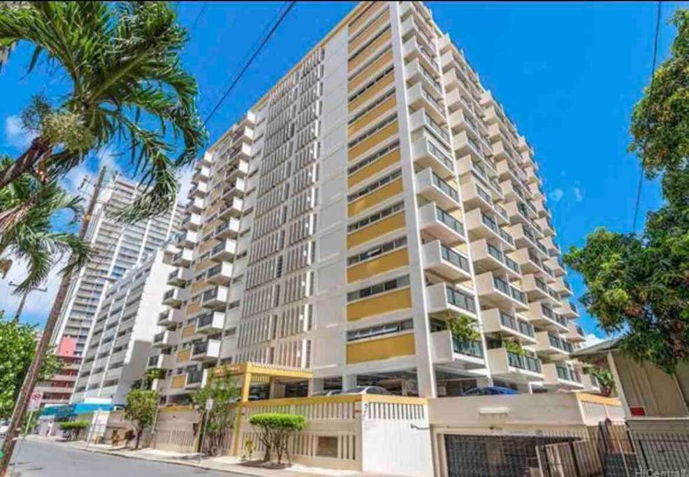 Lovely Condo 2 Bedrooms, 2 bathrooms, free 1 Parking at Waikiki Beach