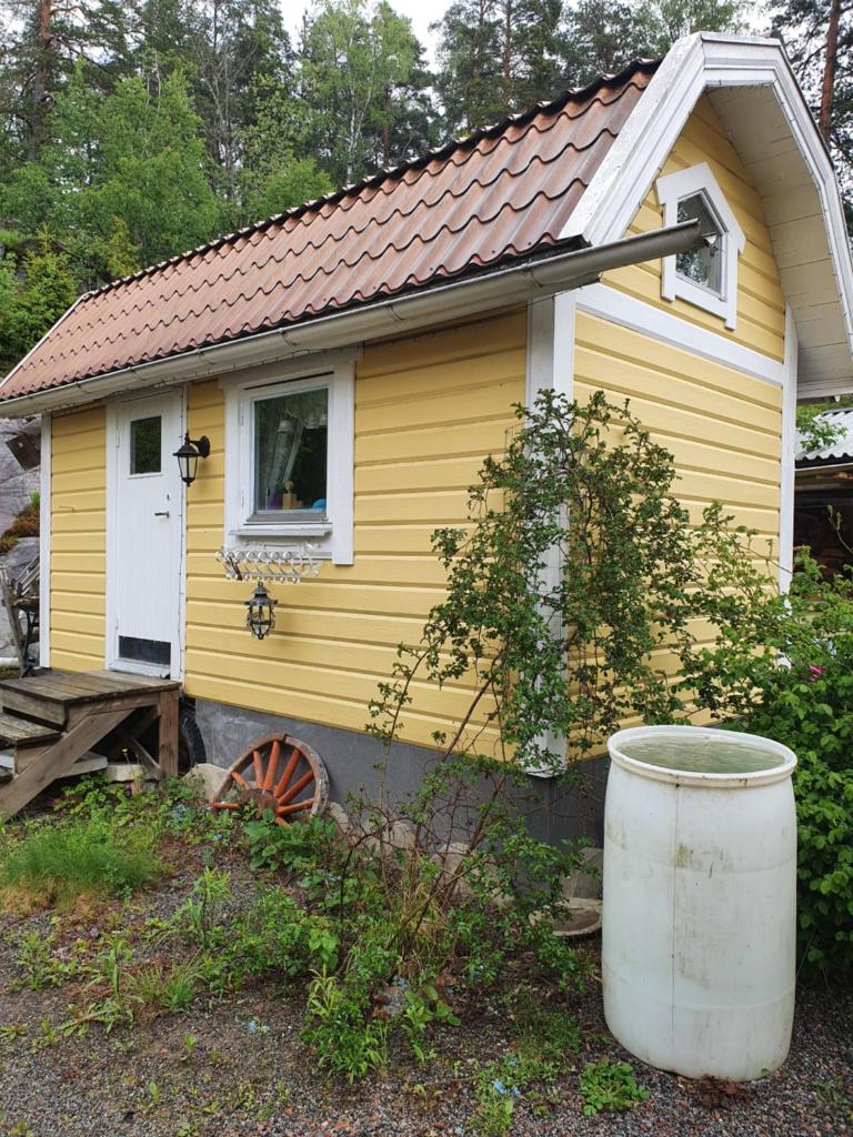 Sjönära liten stuga med sovloft, toilet in other small house, no shower photo 1