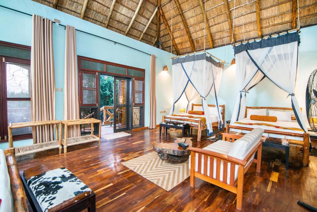 Buffalo Safari Lodge - Tap to explore photos