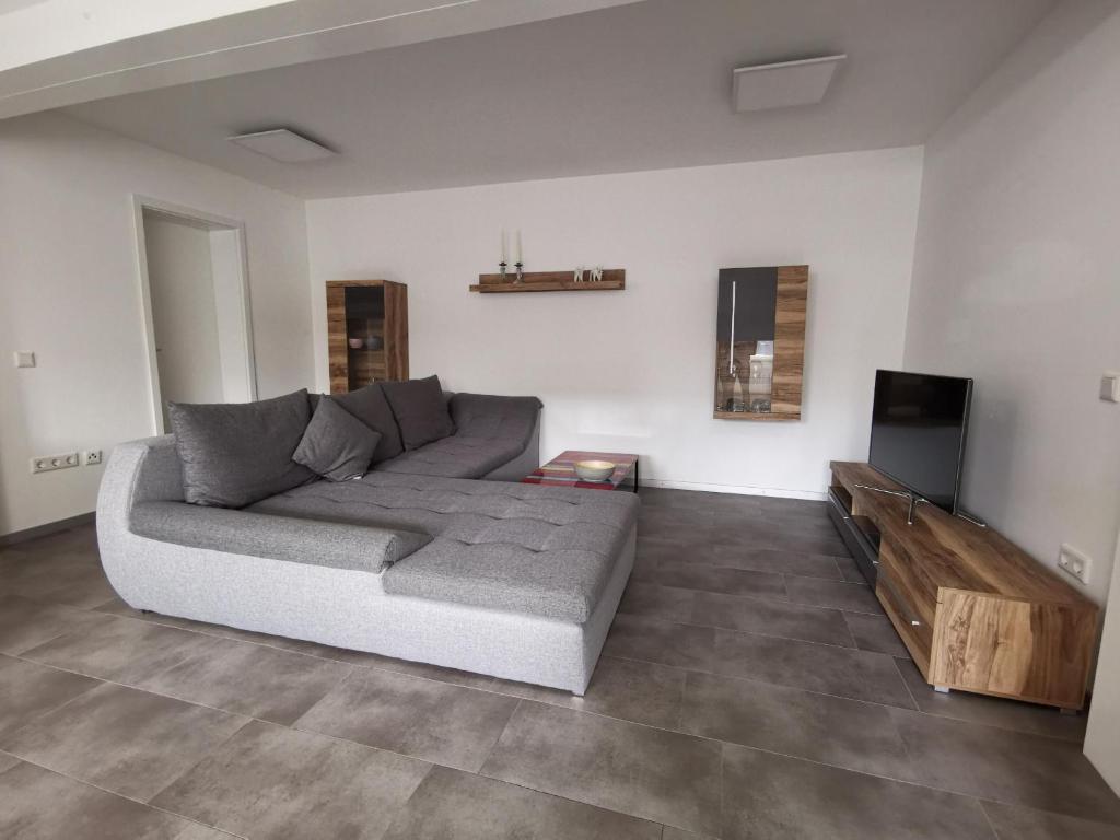 Moderne Wohnung mit Terrasse und eigenem Zugang. photo 1