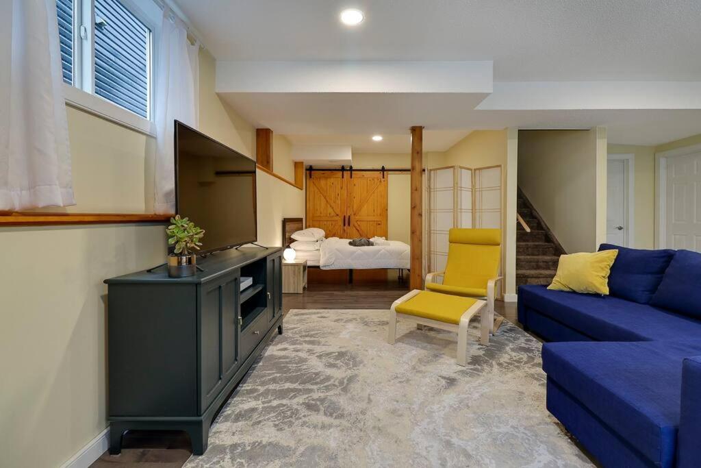 Adorable private suite with indoor fire place photo 4