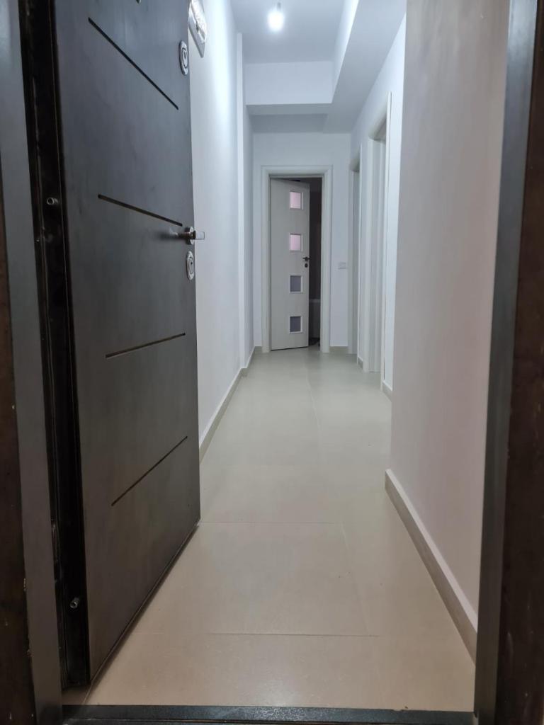Deluxe 2 bedroom apartment with balcony and private parking photo 3