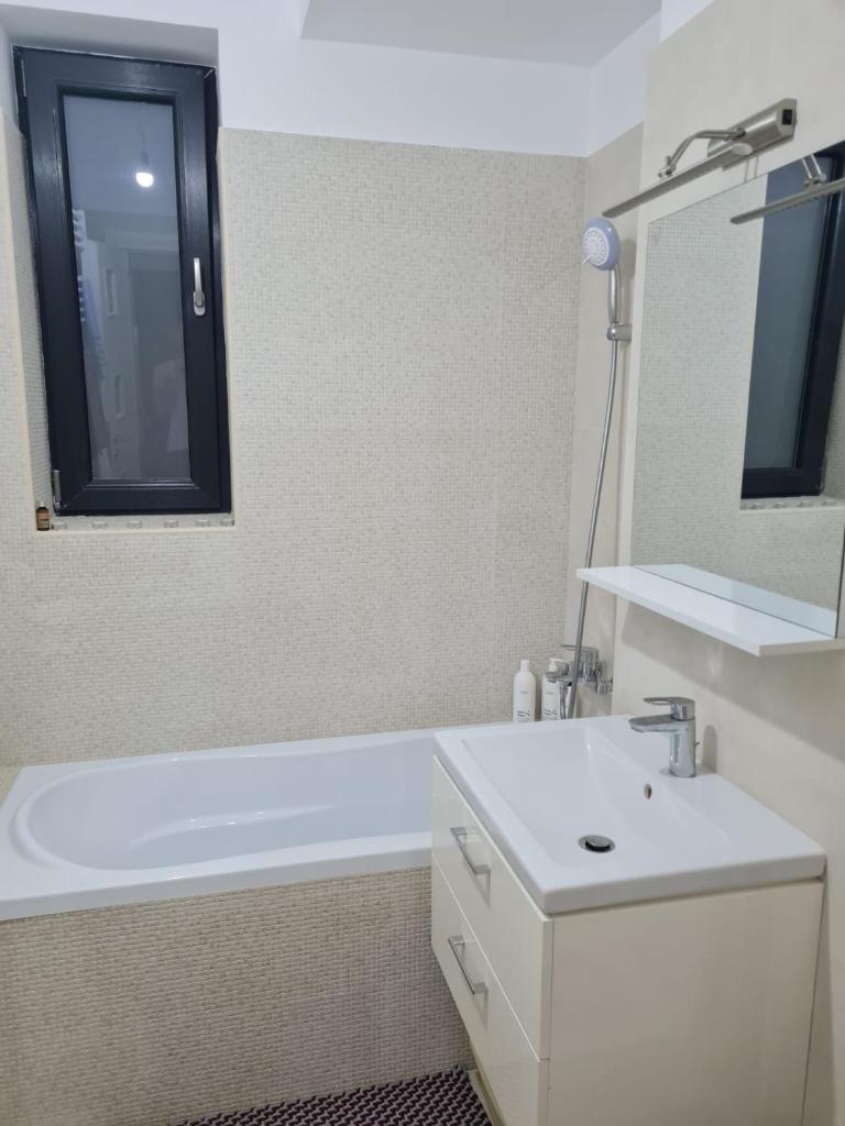 Deluxe 2 bedroom apartment with balcony and private parking photo 4