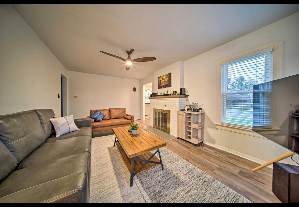 Modern Home • Family Friendly • Grill • Fireplace photo 3