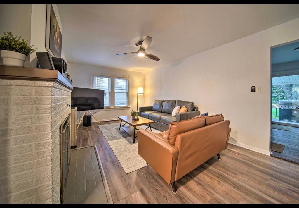 Modern Home • Family Friendly • Grill • Fireplace photo 2