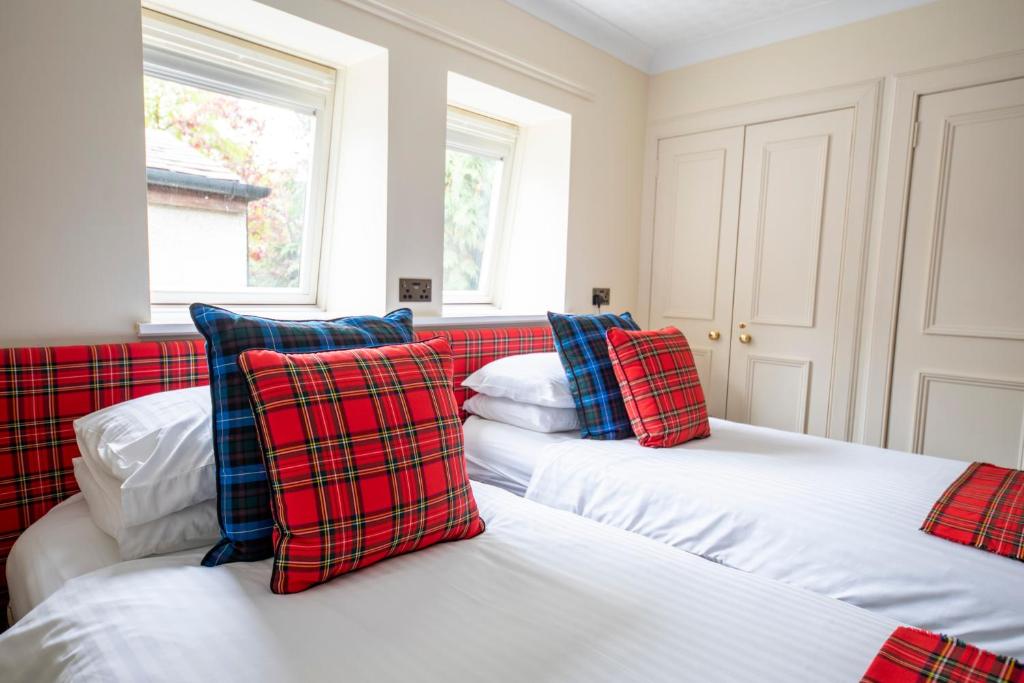 Montague Guest House - Tap to explore photos