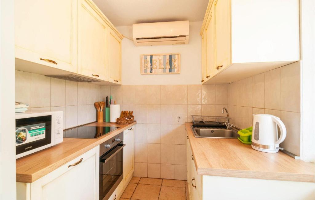 Nice Home In Povlja With 2 Bedrooms And Wifi photo 4