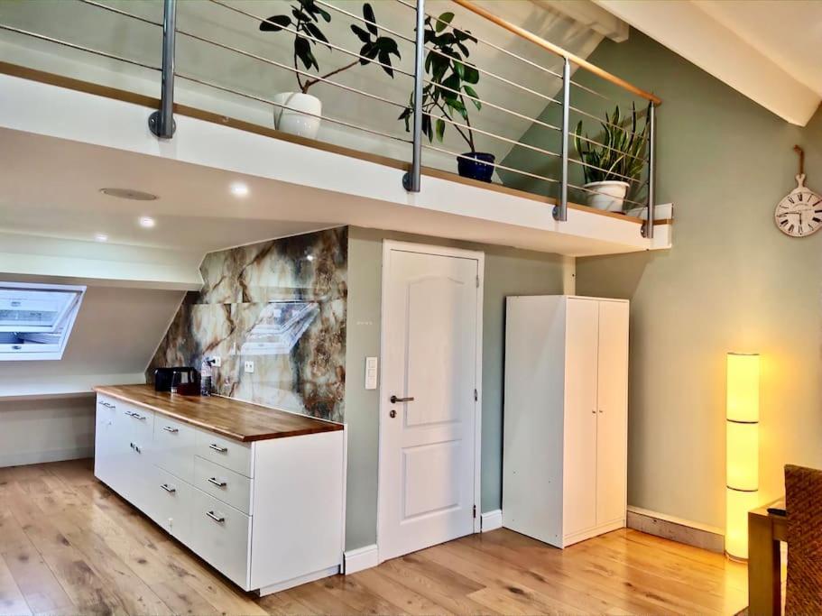 Peaceful home close to Airport with parking photo 1