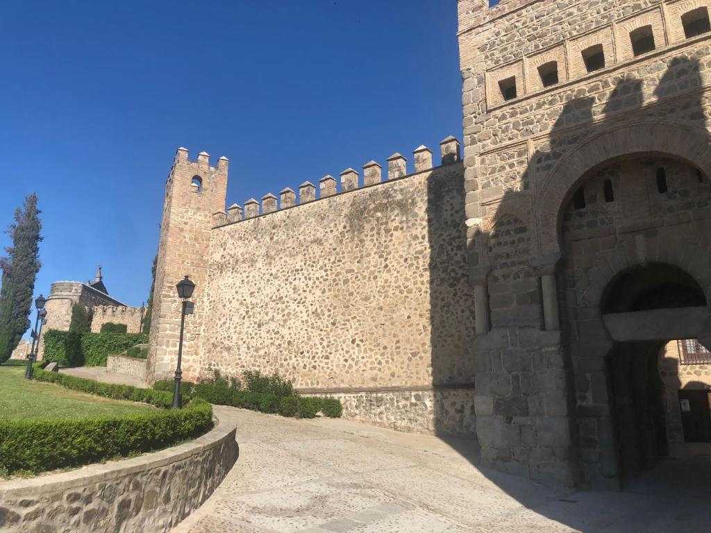 Plaza Adarve Toledo - Tap to explore photos