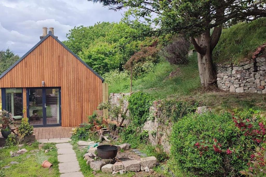 Stonehaven 2 Bedroom Seaside Cottage with Garden photo 1
