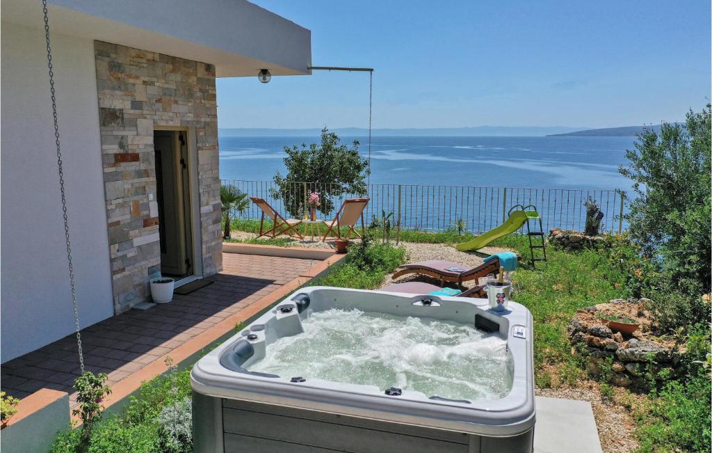 Beautiful Home In Baska Voda With 2 Bedrooms, Wifi And Jacuzzi