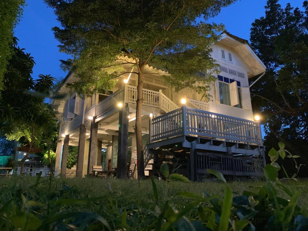 บ้านชมจันทร์ - Tap to explore photos