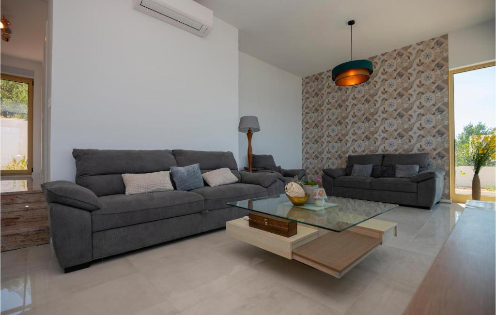 Beautiful Home In Baska Voda With 2 Bedrooms, Wifi And Jacuzzi photo 4