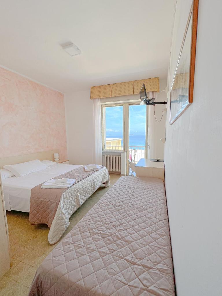 Hotel Ambassador photo 2