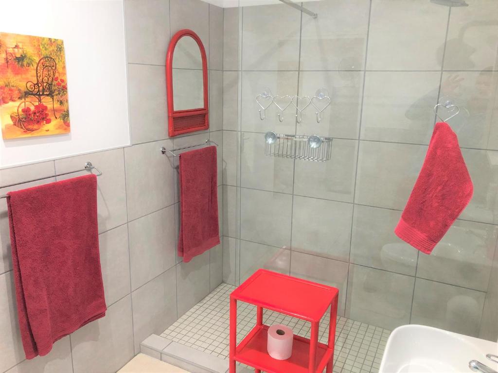 Baylight Accommodation 3 Selfcatering 1 bedroom apartment sleeps 4 - Tap to explore photos