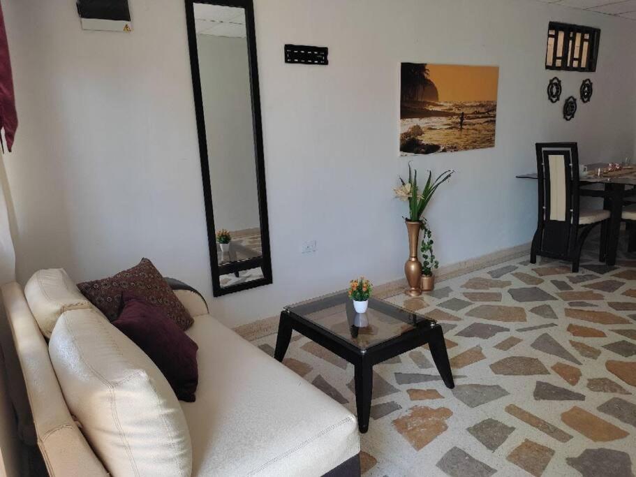 Alojamiento entero, casa amplia, patio, aire photo 1
