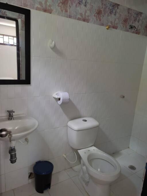 Alojamiento entero, casa amplia, patio, aire photo 3