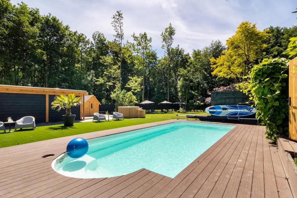 Green Tiny House with shared pool photo 4