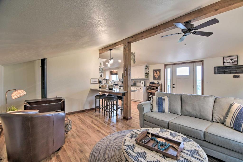 Lovely Barn Loft with Mountain Views on Horse Estate photo 4