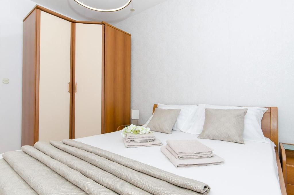 Three bedroom apartment with sea view and secure private garage