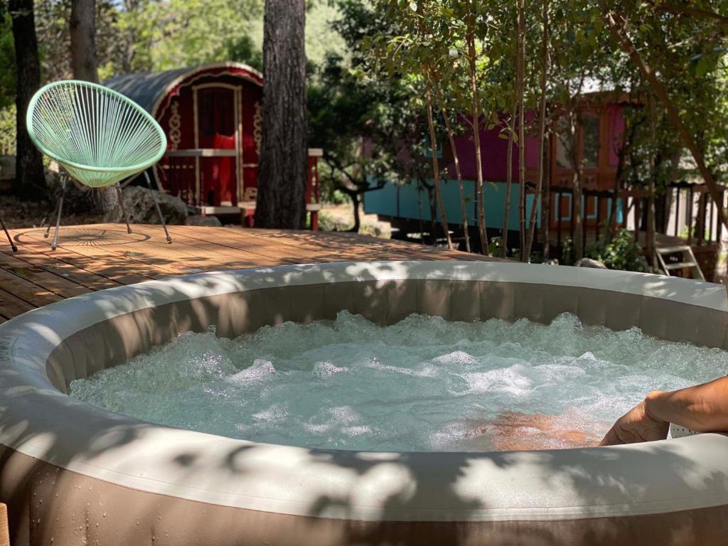 Les roulottes de Bayama - logement insolite avec jacuzzi photo 4