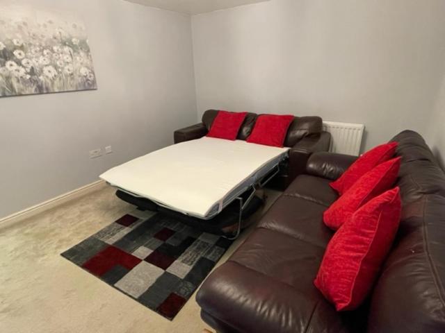 Holiday Home In Cardiff, Sleeps 8 - Tap to explore photos