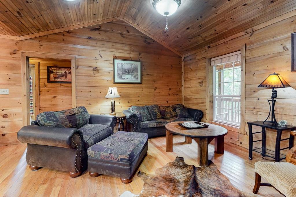 Waters Edge Cabin photo 1