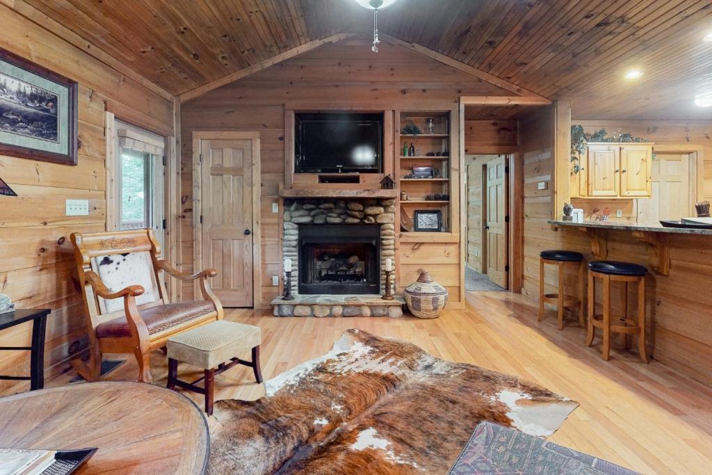 Waters Edge Cabin photo 4