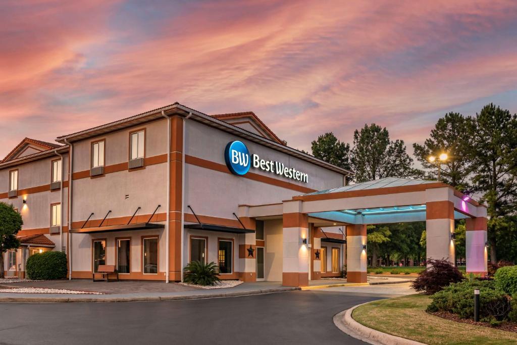 Best Western Carlton Suites image