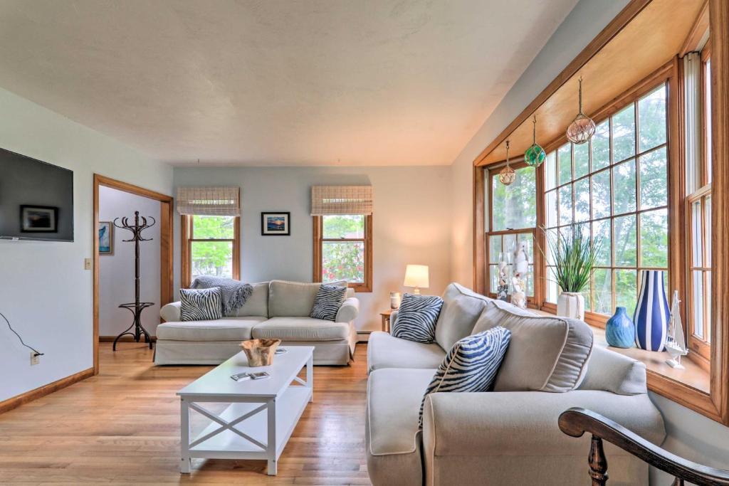 Lovely Hyannis Cottage, Walk to Beach and Main St! photo 2