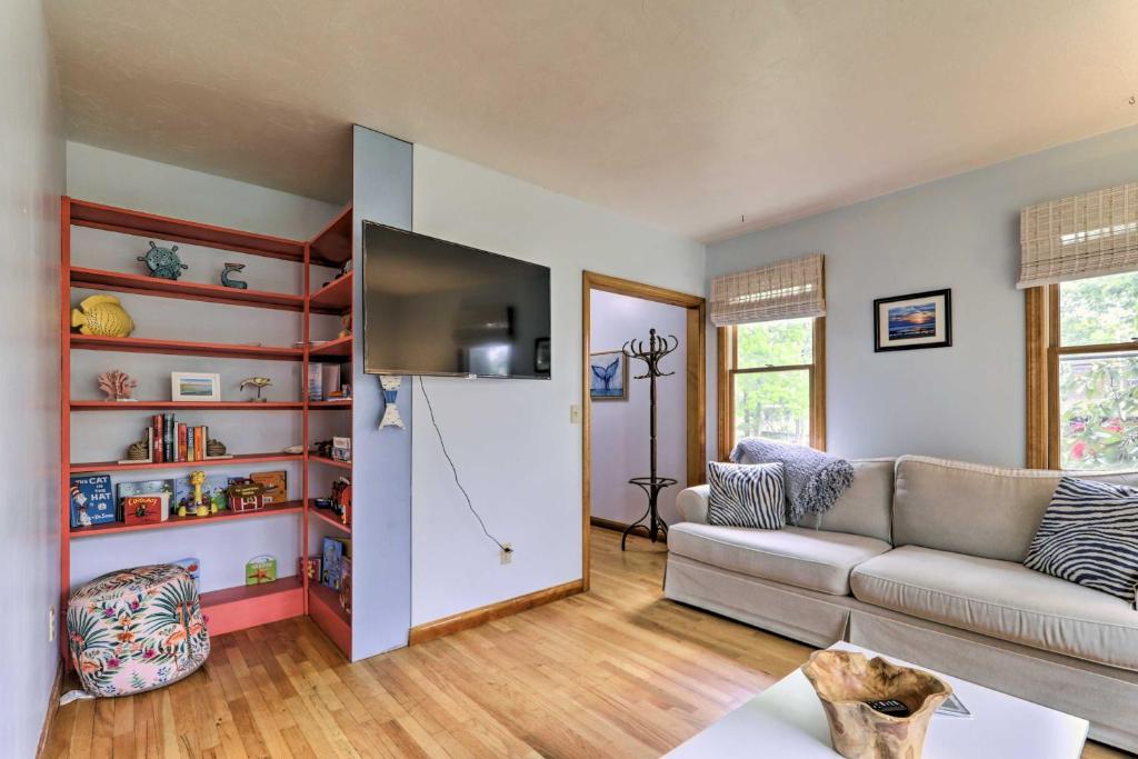 Lovely Hyannis Cottage, Walk to Beach and Main St! photo 3