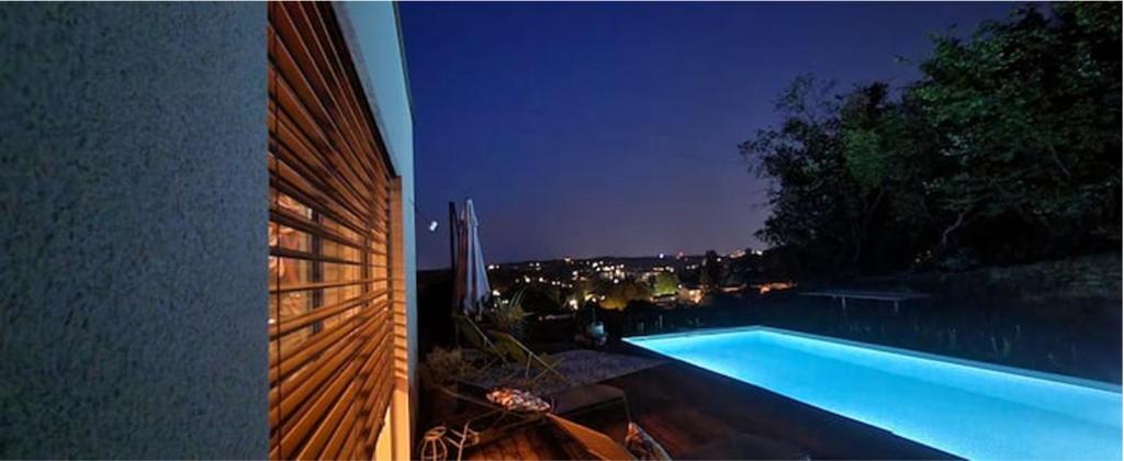 Villa avec piscine et vue admirable sur la nature photo 1
