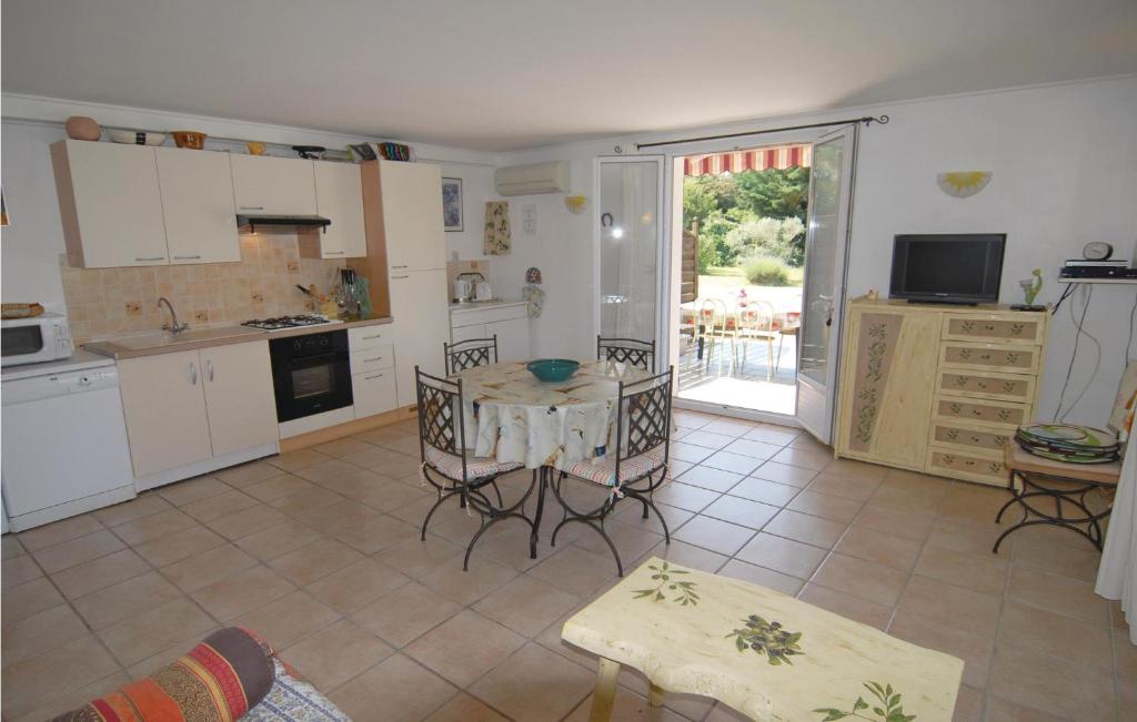 Awesome Apartment In Mallemort With 2 Bedrooms, Outdoor Swimming Pool And Wifi photo 1