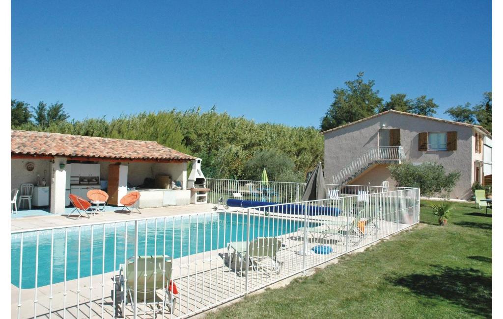 Awesome Apartment In Mallemort With 2 Bedrooms, Outdoor Swimming Pool And Wifi photo 3