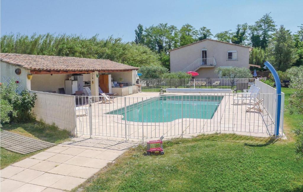 Beautiful Apartment In Mallemort With 2 Bedrooms, Outdoor Swimming Pool And Wifi