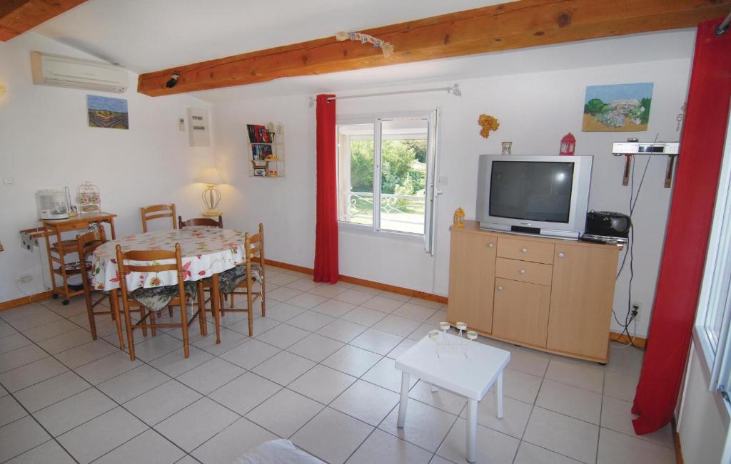 Beautiful Apartment In Mallemort With 2 Bedrooms, Outdoor Swimming Pool And Wifi photo 1