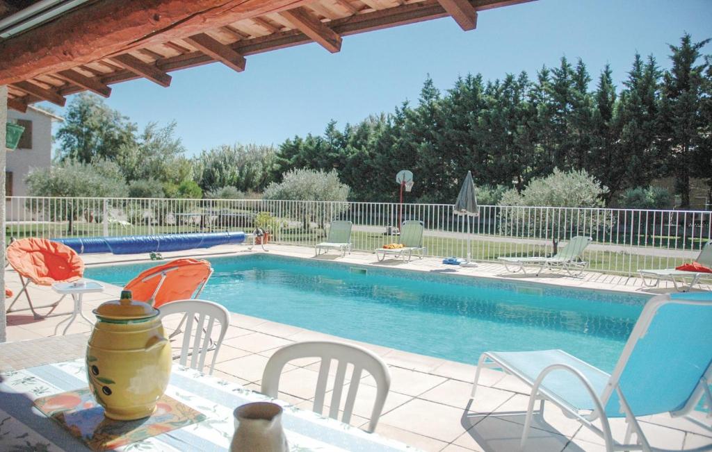 Beautiful Apartment In Mallemort With 2 Bedrooms, Outdoor Swimming Pool And Wifi photo 2