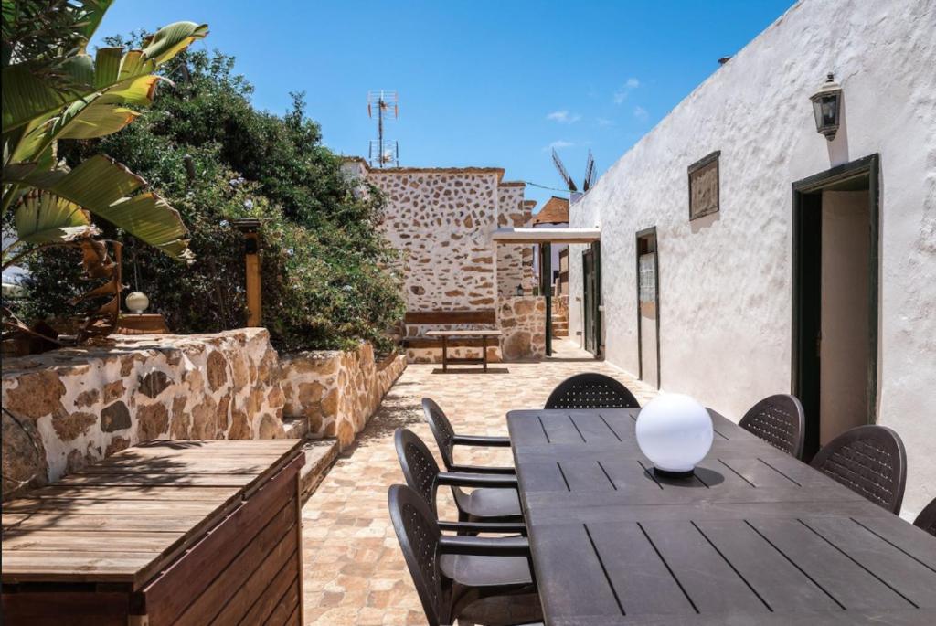 Histórica Villa con molino de viento photo 2