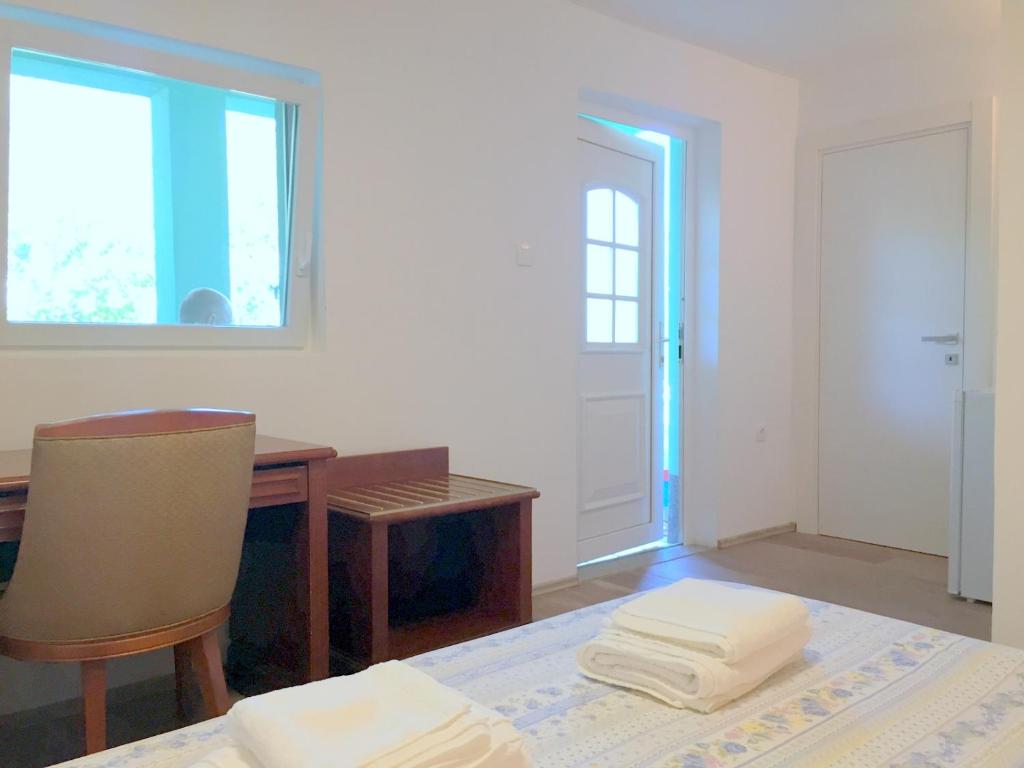 Double room with bathroom, WiFi, airco, parking, washing machine, grill photo 3