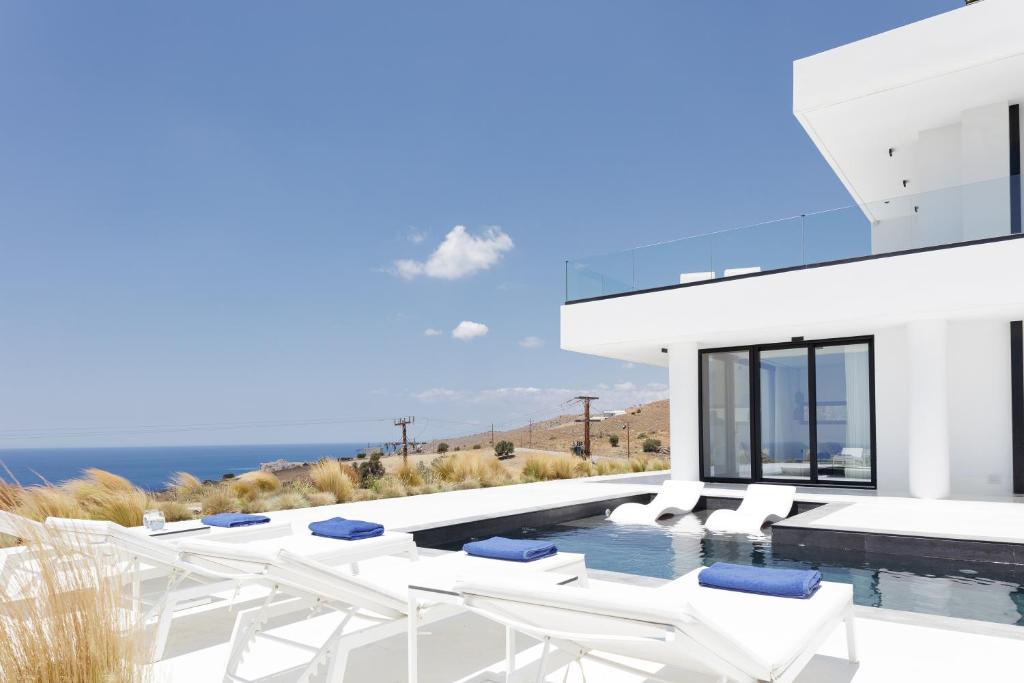 White Hera photo 2