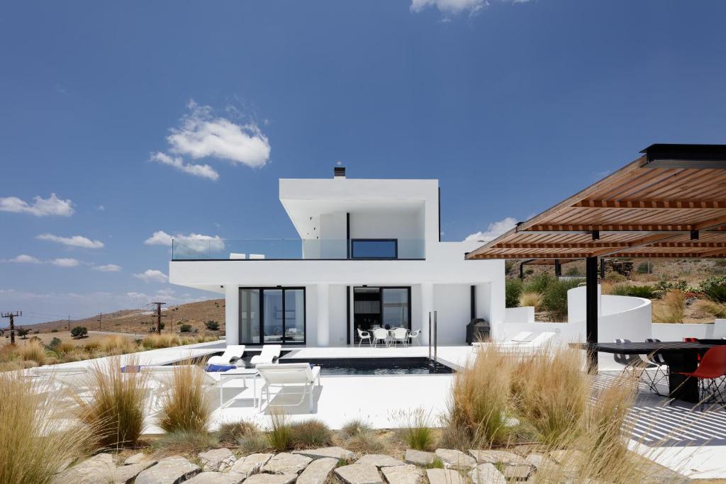 White Hera photo 1