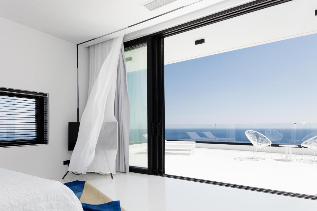 White Hera photo 3