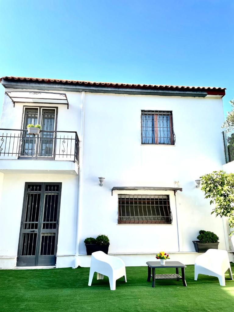 Casa De Curtis, Naples