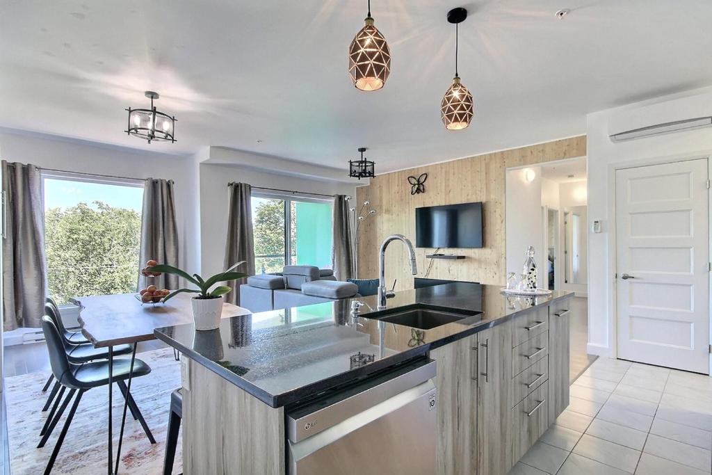 GOOD VIBES ONLY -Modern and spacious 2 bedroom condo 4 beds FREE PARKING, GYM photo 3