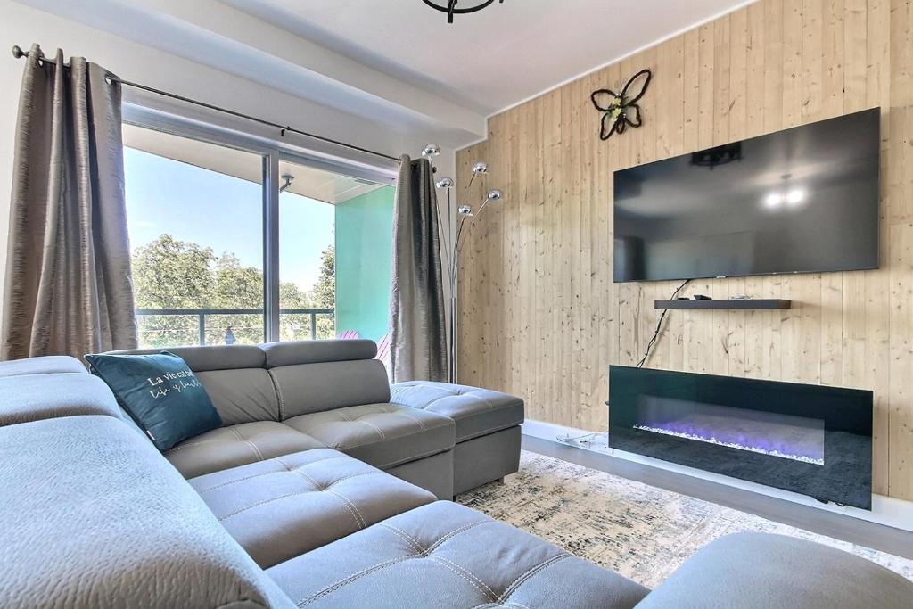 GOOD VIBES ONLY -Modern and spacious 2 bedroom condo 4 beds FREE PARKING, GYM photo 1
