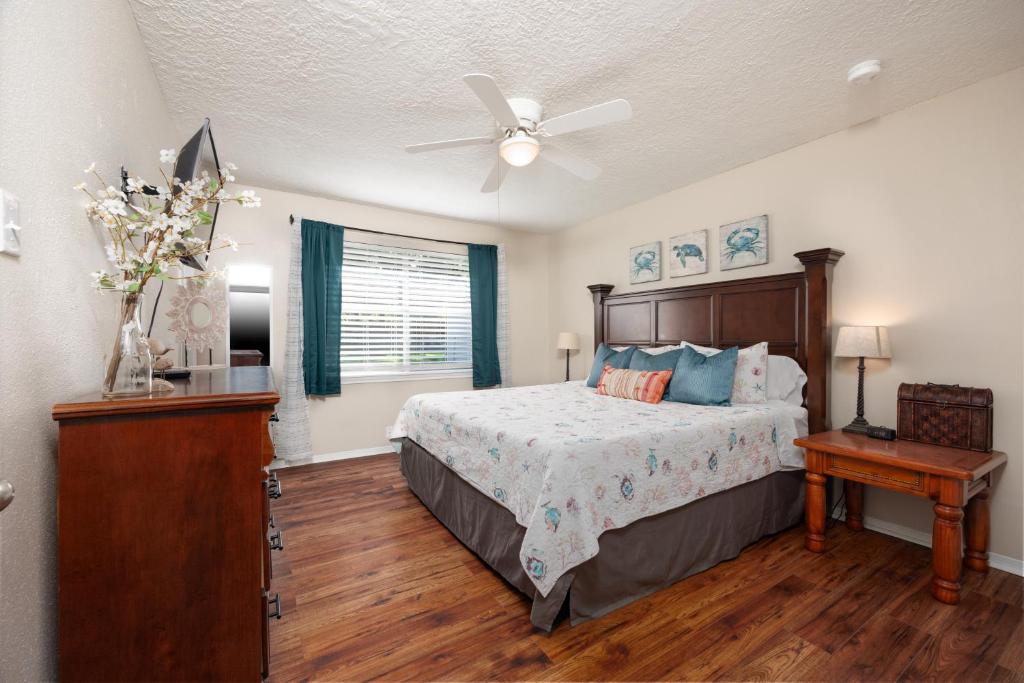 Cozy 3 Bedroom Magnolia Homestead or Texas-Sized Studio on Spacious Lot in a Quiet Neighborhood photo 4
