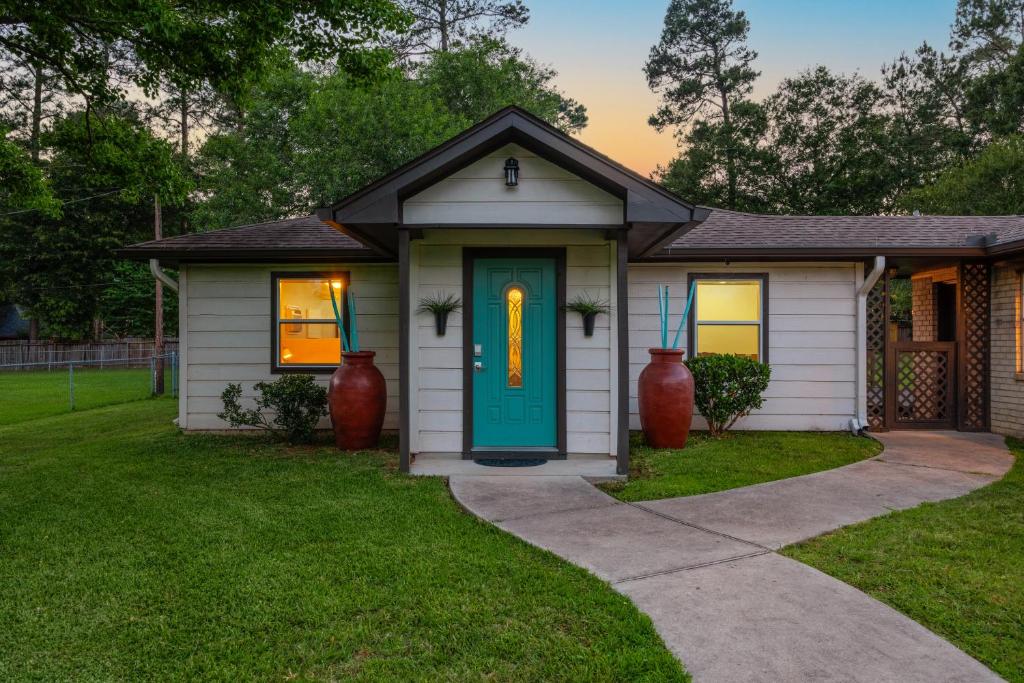 Cozy 3 Bedroom Magnolia Homestead or Texas-Sized Studio on Spacious Lot in a Quiet Neighborhood photo 3