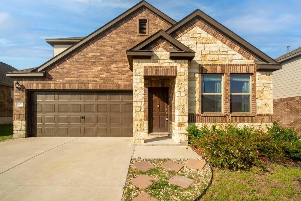 Modern 5 Bedroom with access to community pool