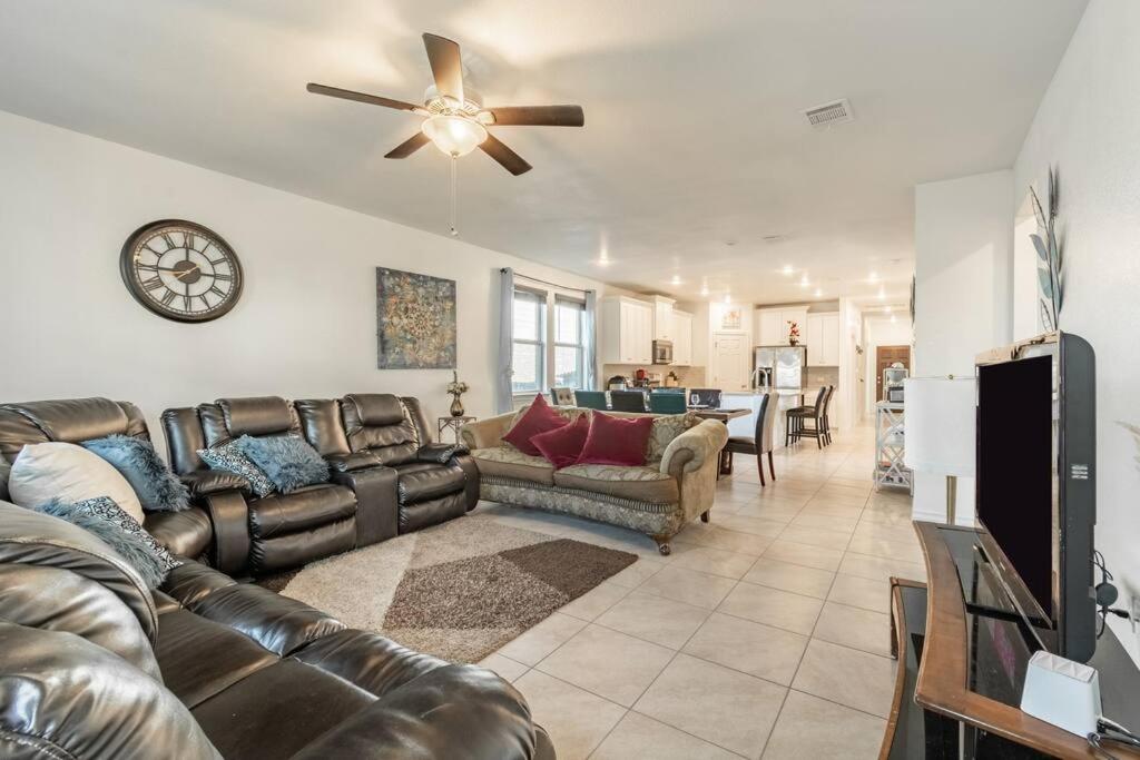 Modern 5 Bedroom with access to community pool photo 1