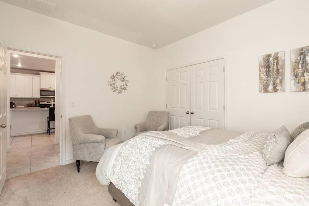 Modern 5 Bedroom with access to community pool photo 3